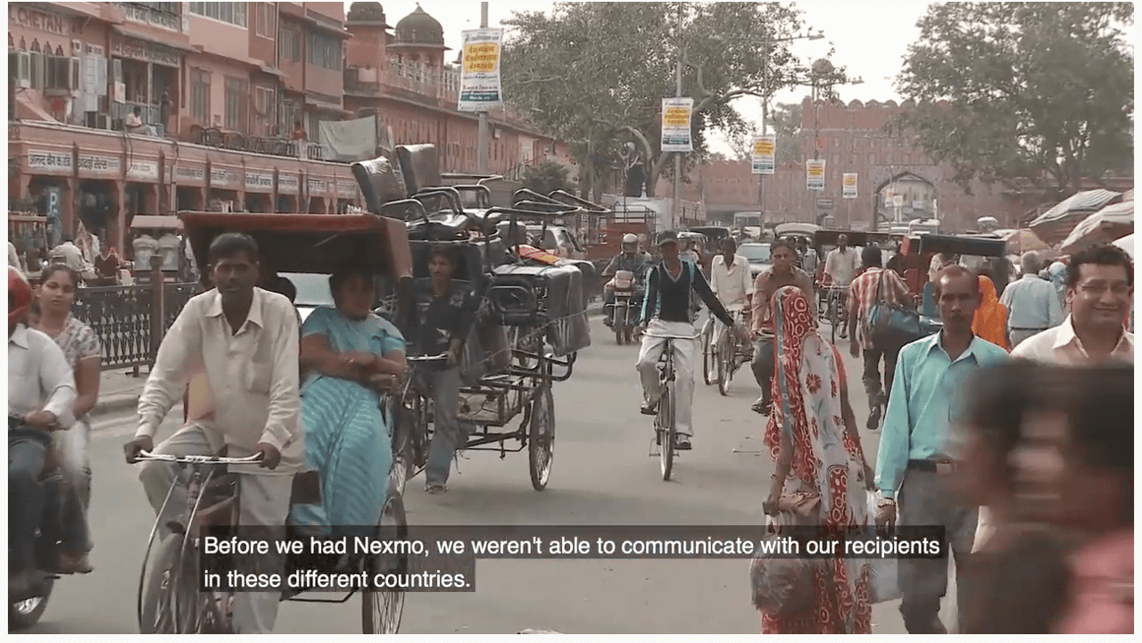 Estudo de caso de vídeo da Remitly People in India riding bikes and carts on the street