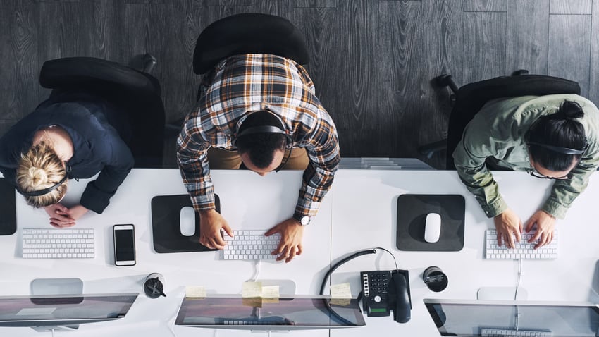 Agentes de Contact Center Foto do alto de um grupo de agentes de call center trabalhando em um escritório
